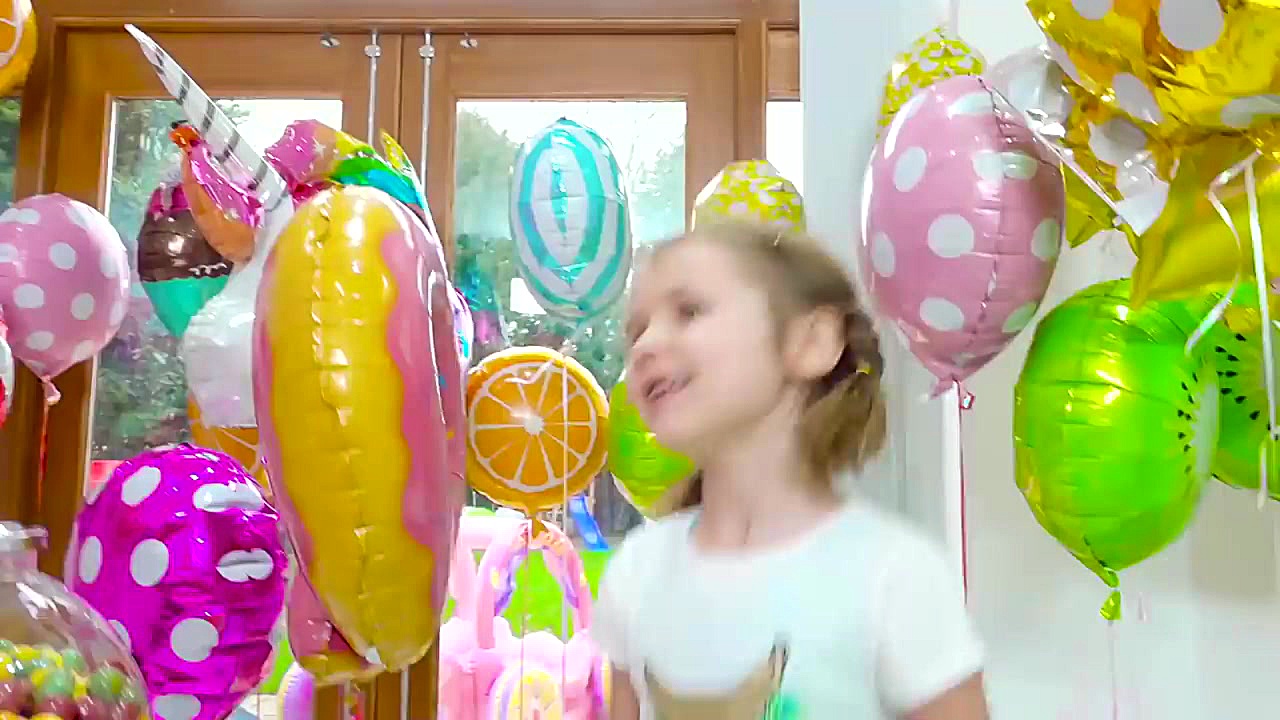 کاتیا و مکس با اسباب بازی ها خ...