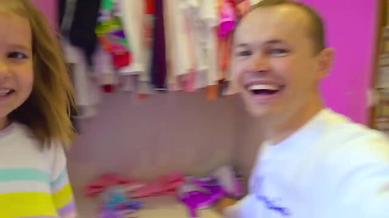 کاتیا و مکس قایم باشک بازی می...