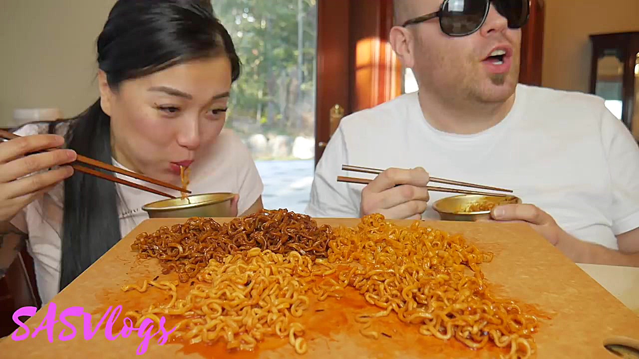 چالش غذا خوری با شوهرش ( نودل...