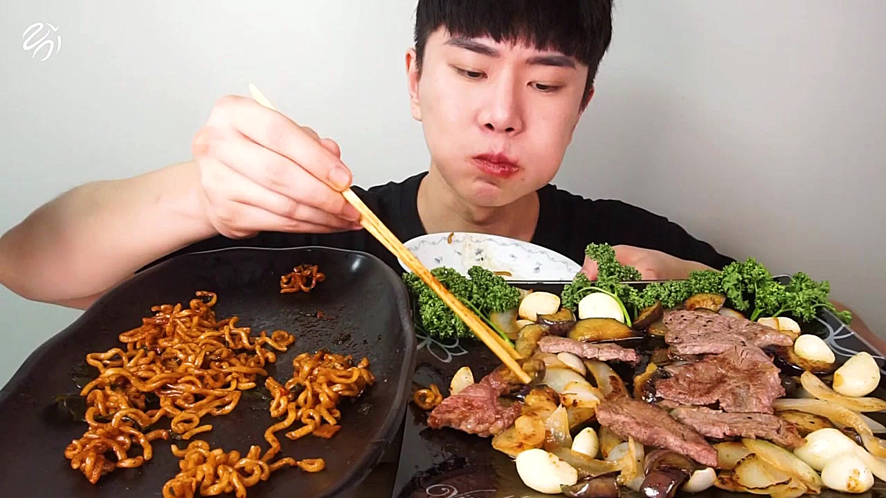 چالش غذا خوردن  نودل و بيف