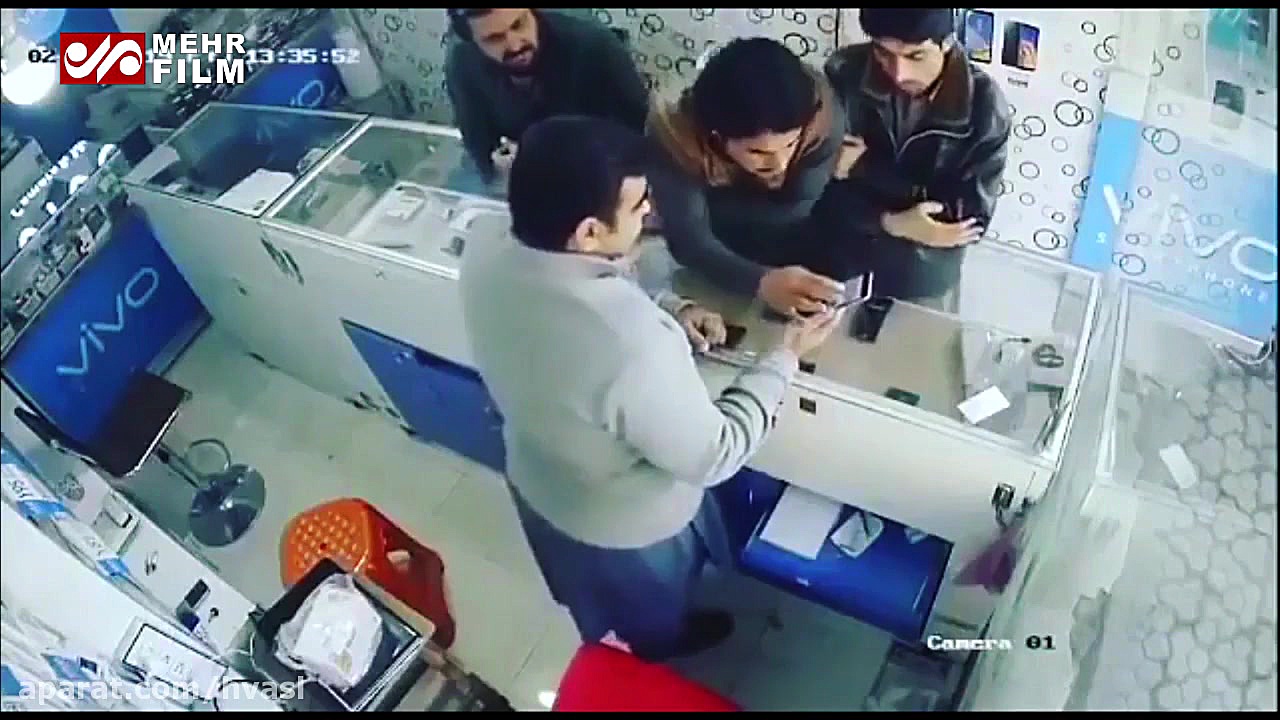 لحظه دزدی گروهی از یک مغازه فر...