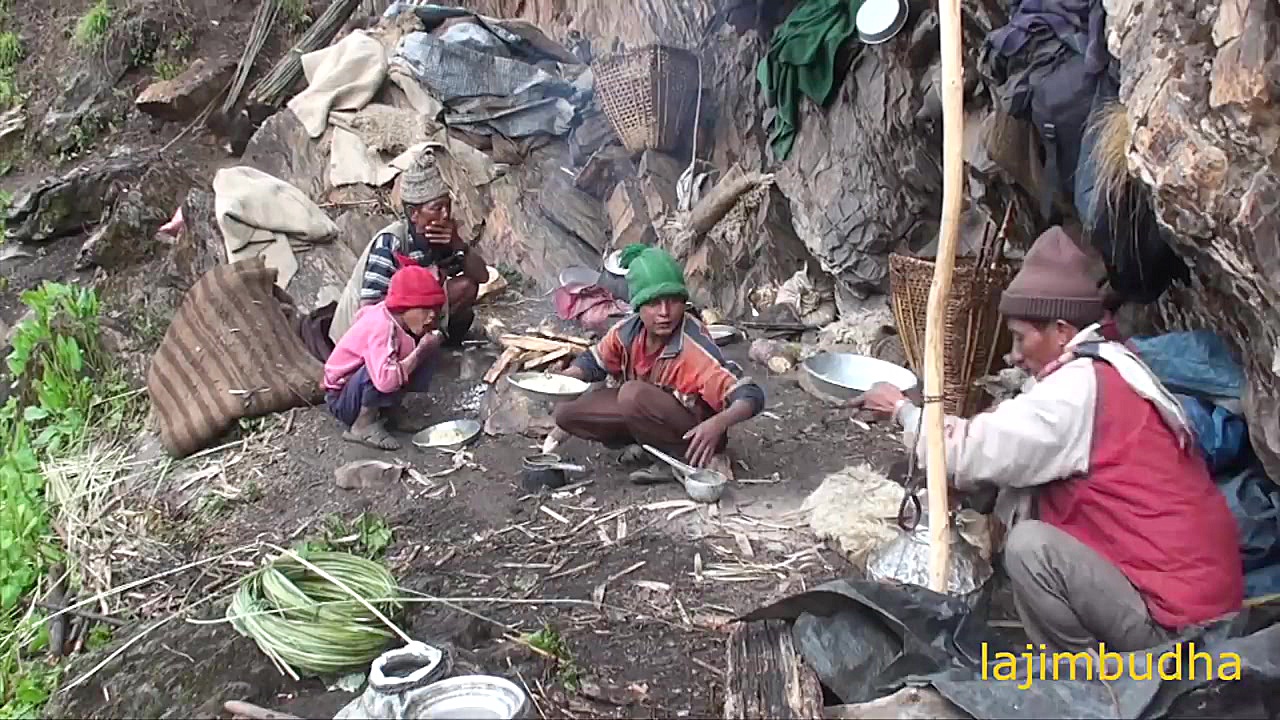 زندگی تحت سنگ غول پیکر || نپال...