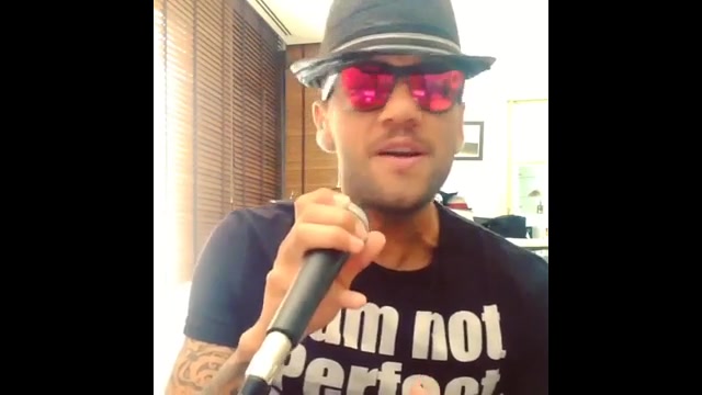 دنی الوز خواننده می شود