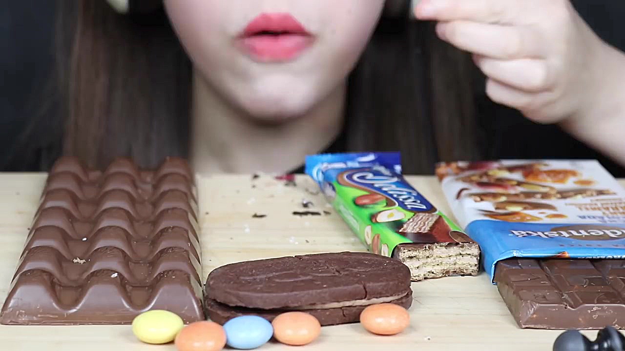 چالش فود اسمر  خوردن شكلات و ب...