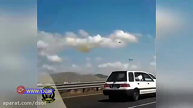 لحظه ایجکت کردن خلبان جنگنده ا...