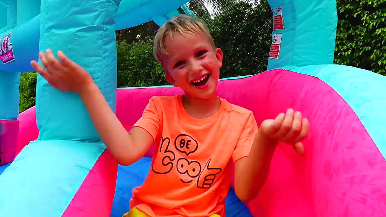 ولد و گریه عروسک بازی با اسباب...