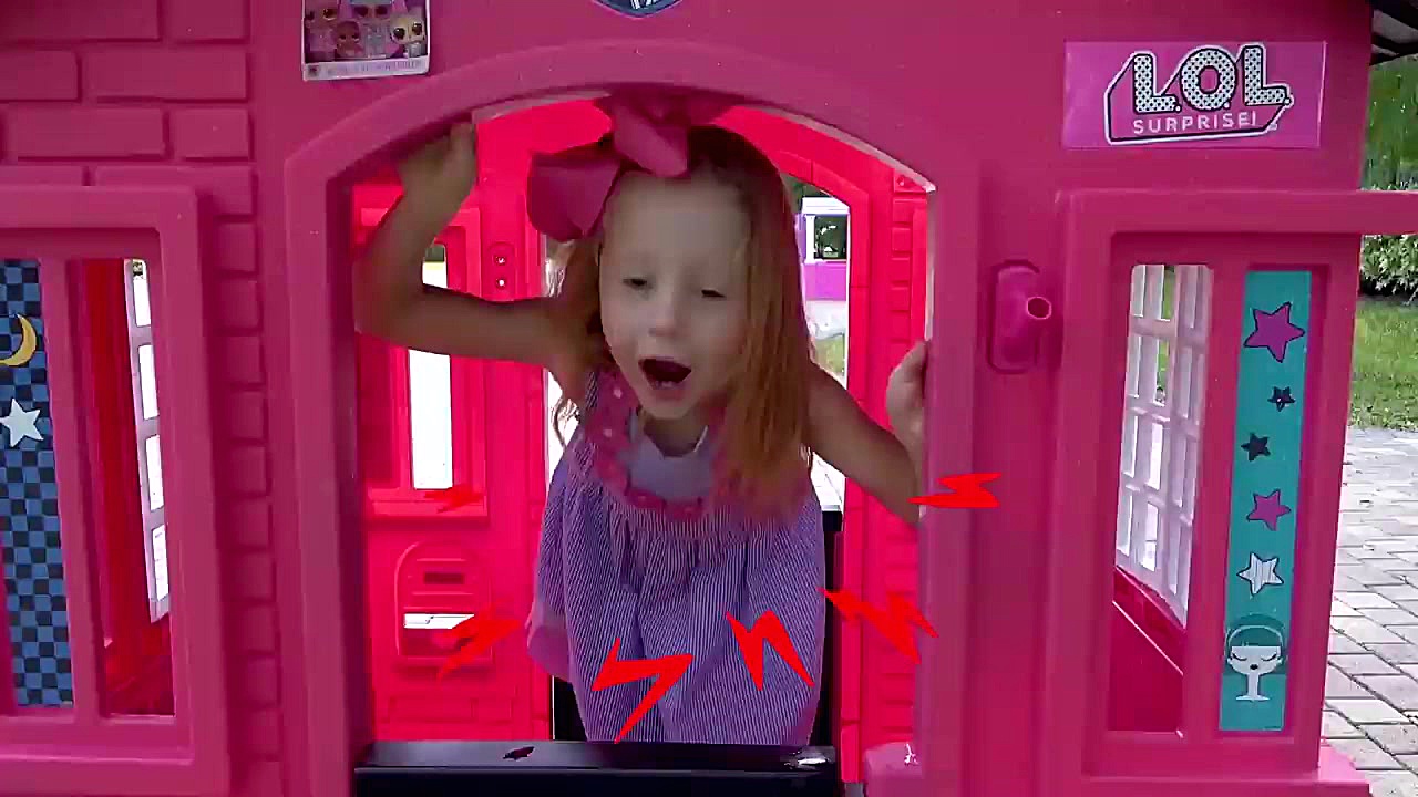 استیسی به عروسک ها کمک می کند...