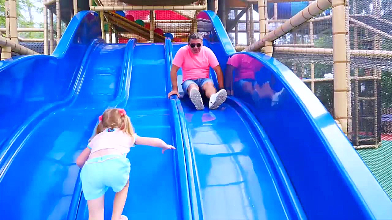 استیسی و پدر در پارک بازی می ک...