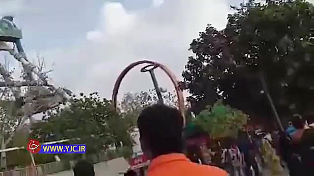 شکسته شدن یکی از وسایل شهربازی...