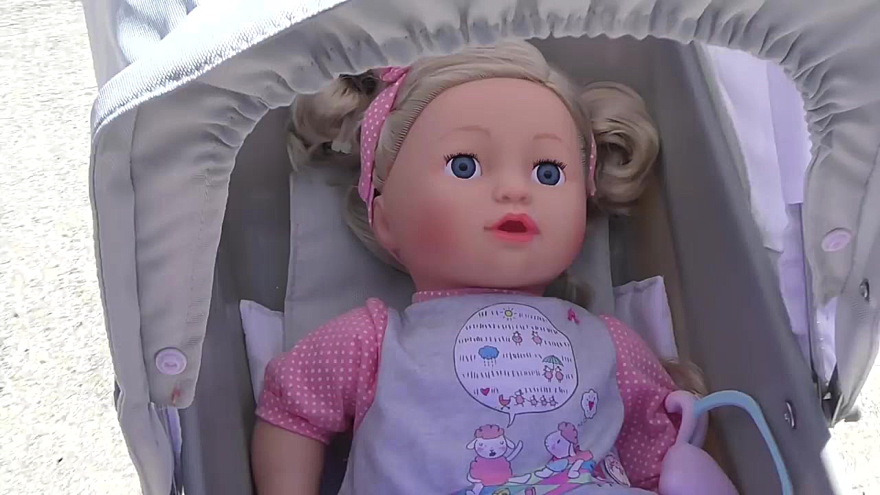 دیانا با کالسکه عروسکی به دنبا...