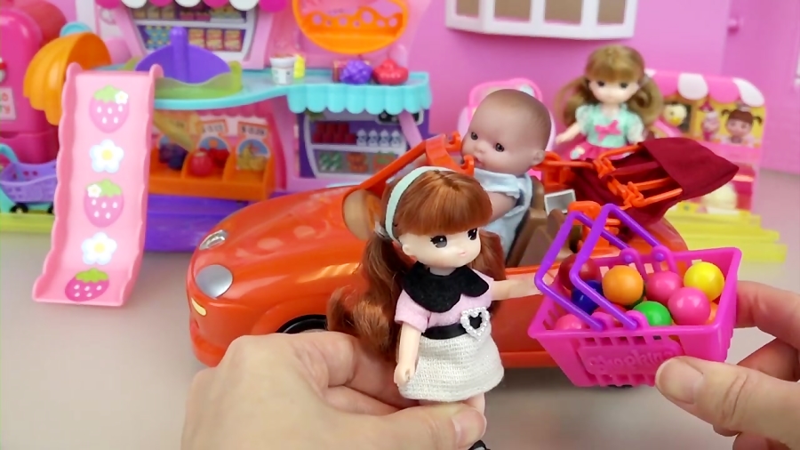 فروشگاه مواد غذایی و عروسک بچه