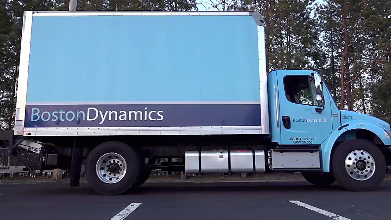 کشیدن کامیون با ربات های بوستو...