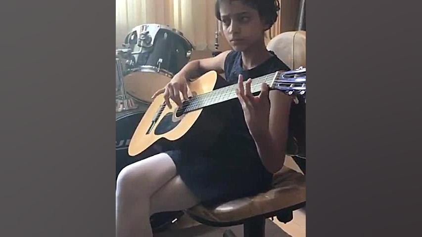 نازنين زهرا شیاسی هنرجوی گیتار...