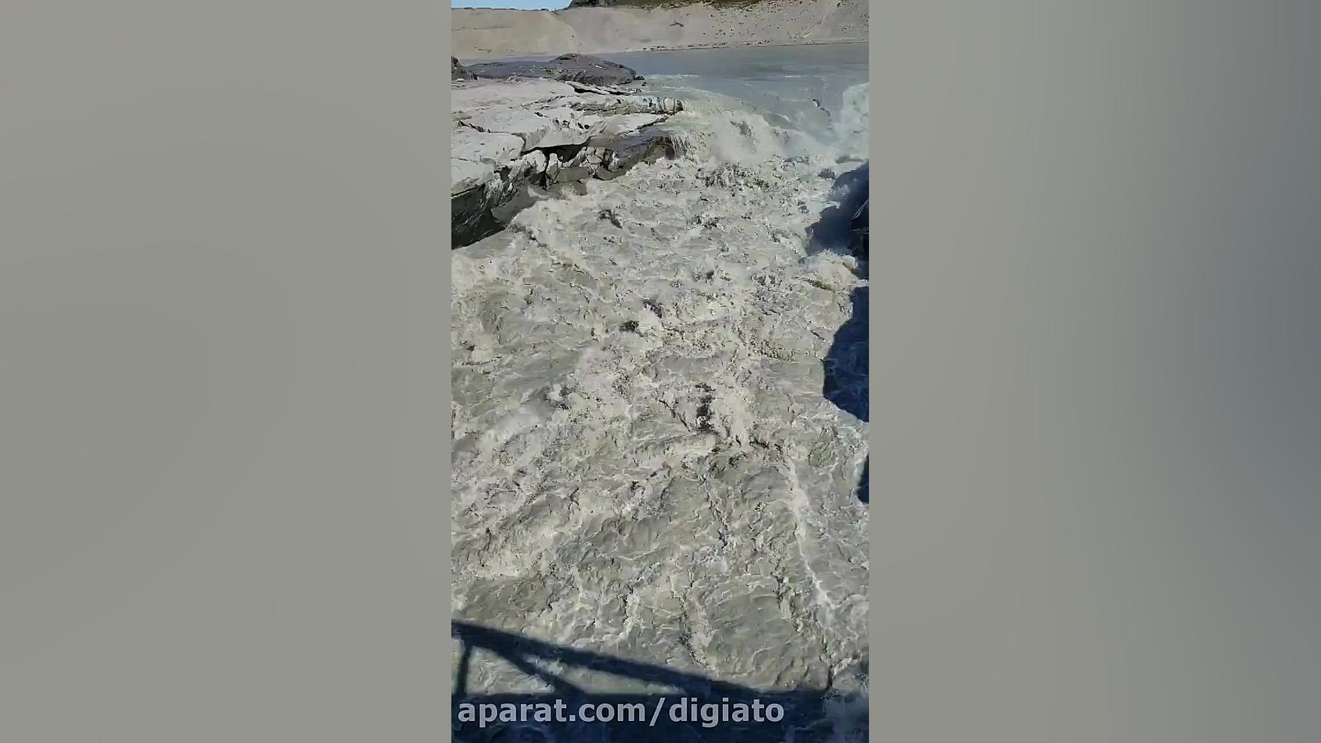 جاری شدن آب بر اثر ذوب یخ‌های...