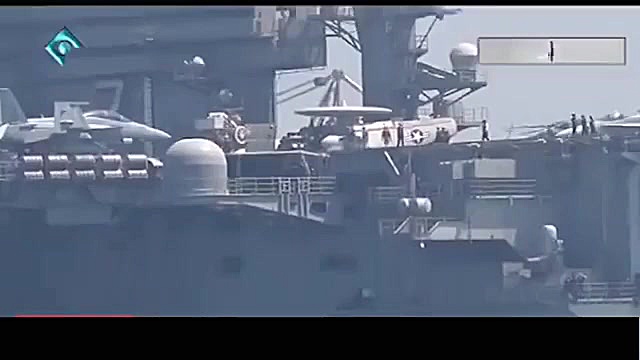 شناورهای سپاه در اطراف ناو هوا...