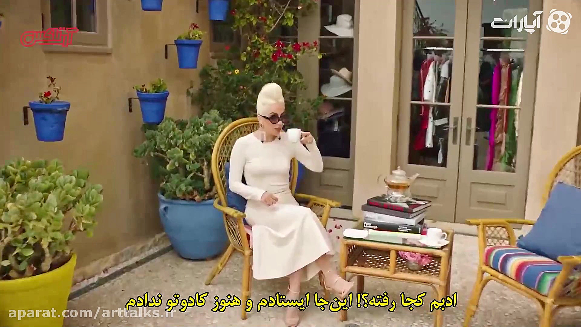 لیدی گاگا روبه روی دوربین مجله...