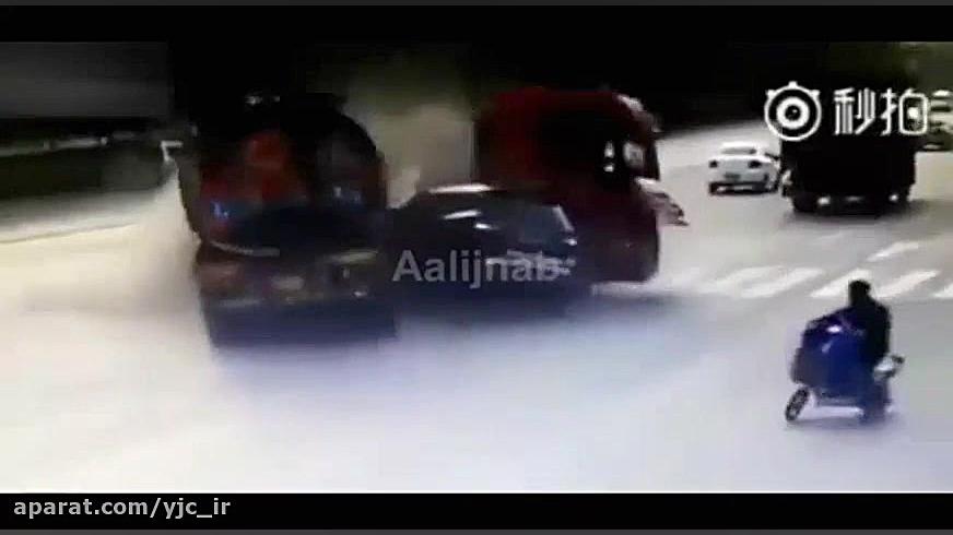 تصادف شدید خودرو بنز با تریلی...