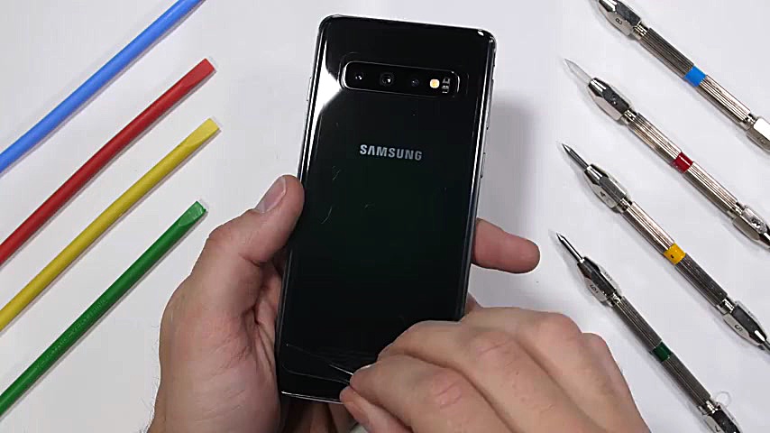 تست مقاومت سامسونگ Galaxy S10