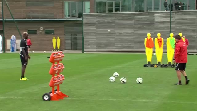 ضربه تماشایی ماریو بالوتلی در...