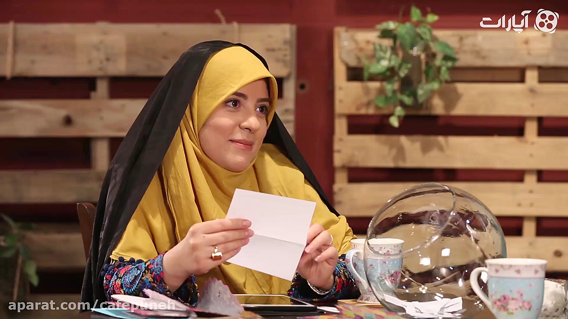 مرجان بوی باران روی صندلی کافه...