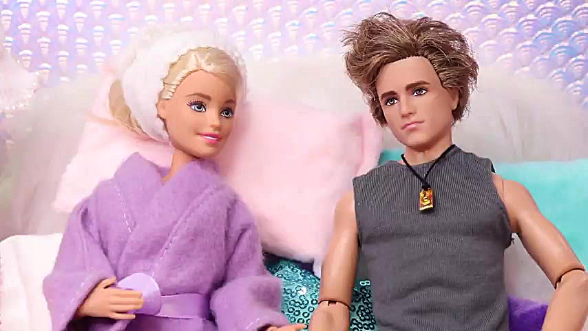 باربي و كن در اتاق خواب عروسك...