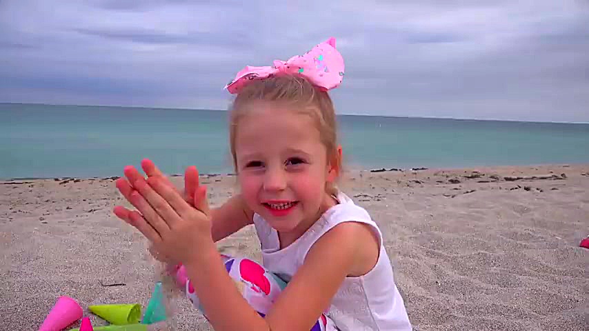 استیسی و بابایی در ساحل شن باز...