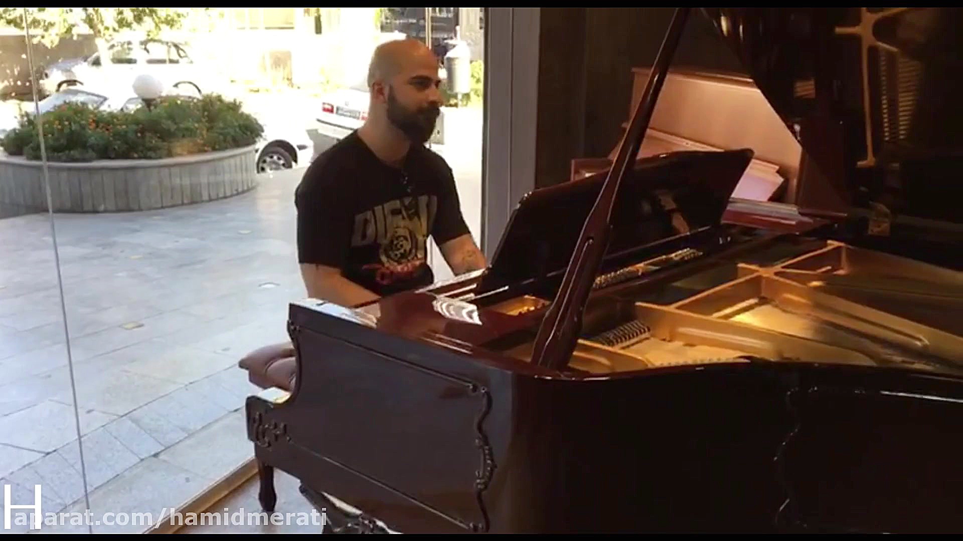 اجرای آهنگ The Greatest از Sia...