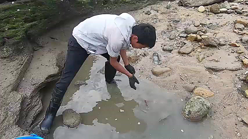 ماهی گیری با پمپ آب از رودخانه...