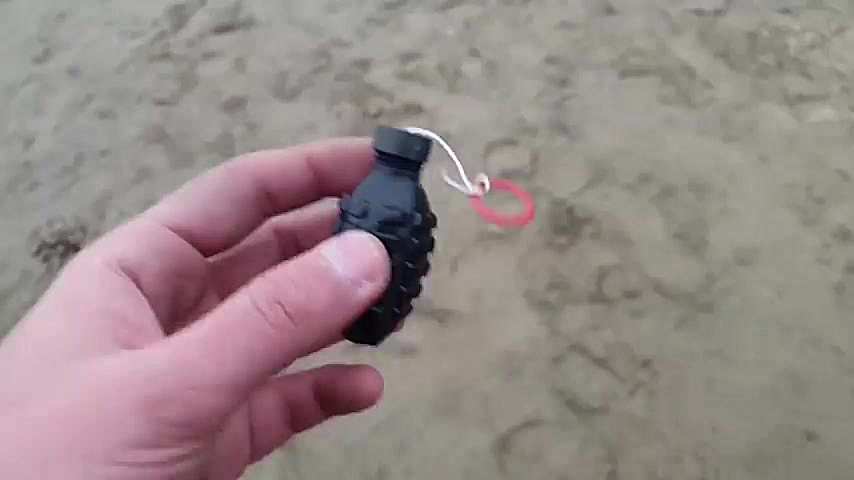 آزمایش : انداختن ترقه داخل سطل...