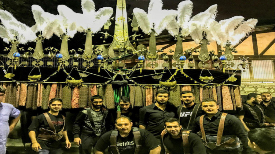 علم کشی جلوی دانشگاه تهران!