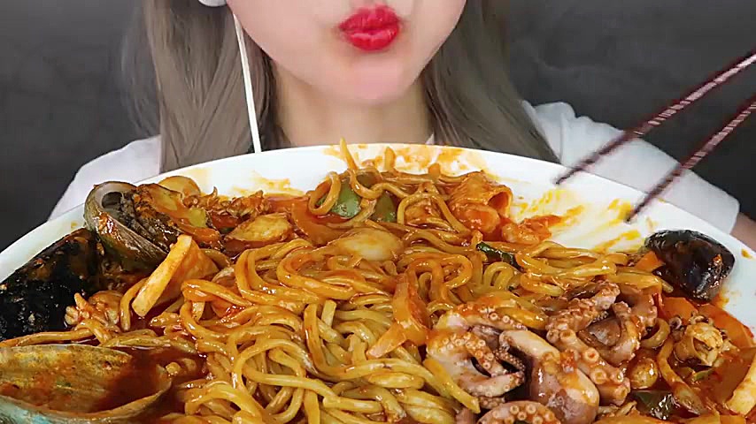 چالش غذاخوري اسمر  خوردن نودل