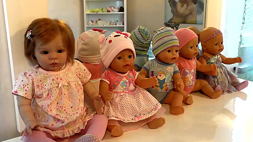 دیانا با بچه عروسک ها بازی می...