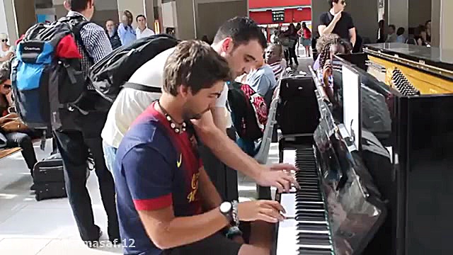 پیانو زدن بسیار زیبا یک جوان د...