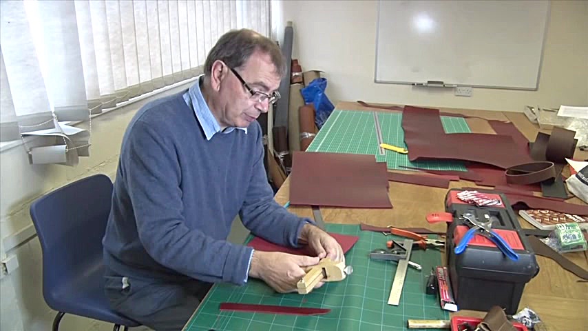 چرم دوزی  آموزش هنر چرم دوزی