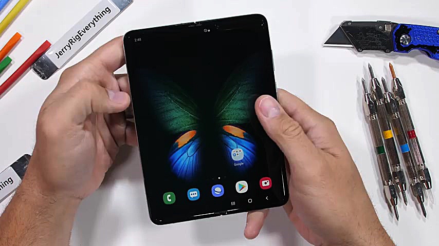 تست مقاومت گوشی گلکسی فولد در...