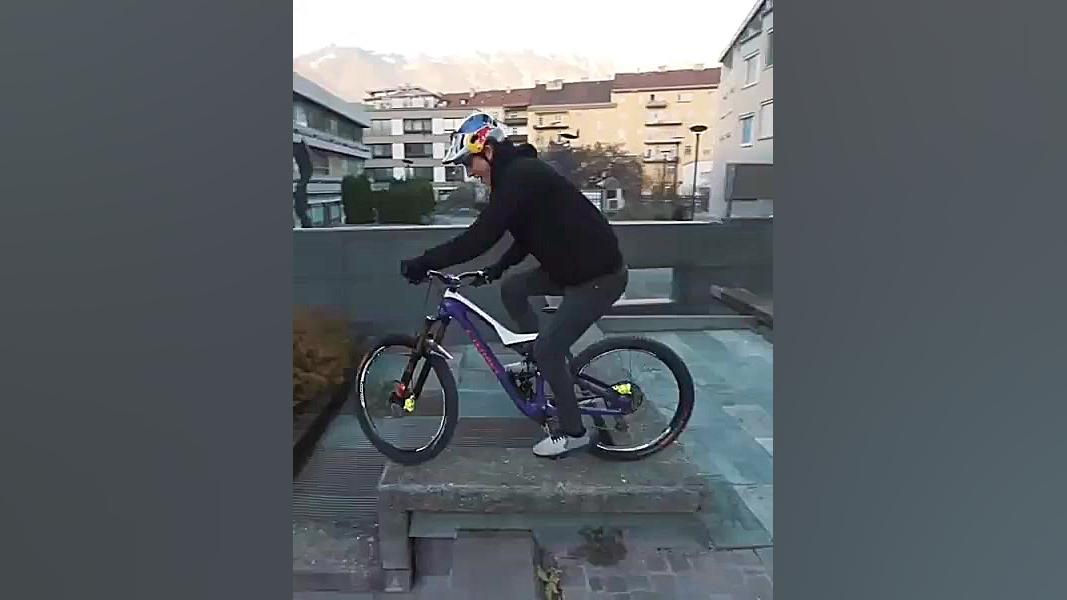 تک چرخ بازی حرفه ای