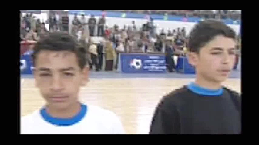 محمد صلاح فى طفولته يسدد ضربة...