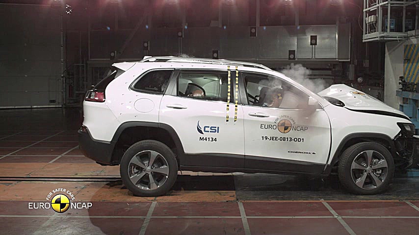 تست تصادف و ایمنی جیپ چروکی