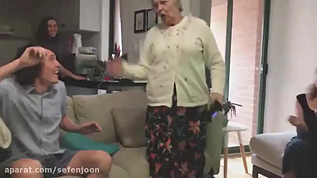 وقتی مادربزرگ واقعیت مجازی باز...