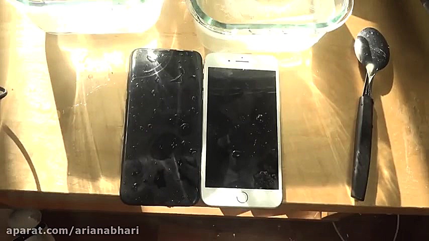 مقایسه ضد آب آیفون 7 پلاس و گل...