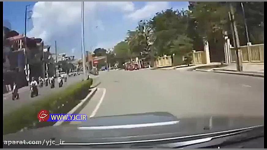 لحظه تصادف زن موتورسوار با ماش...