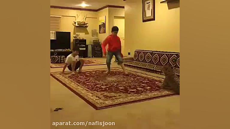 دو کودک عرب در حال بازی با یوز...