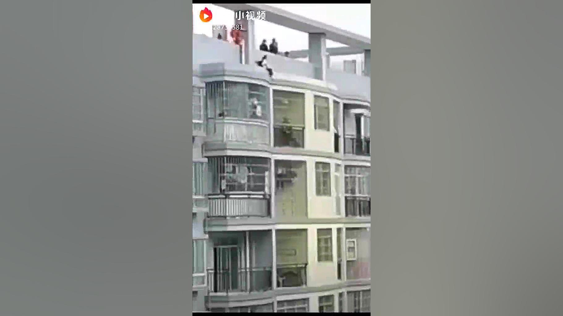 خودکشی و انداختن، خود از ارتفا...