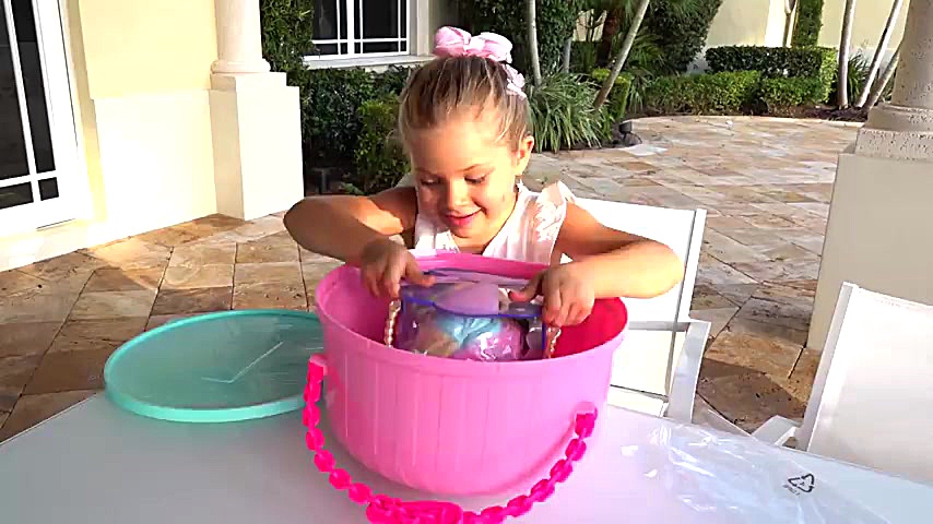 Diana and Roma open Boxes with...