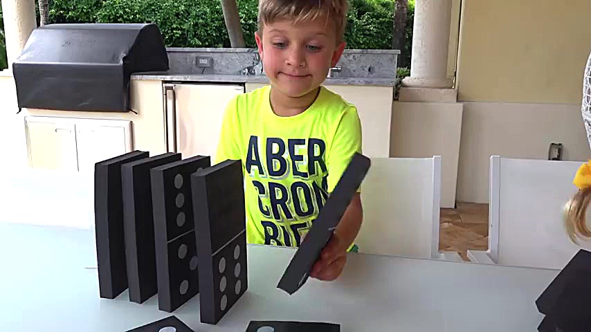 Diana and Roma play Outdoor Ga...