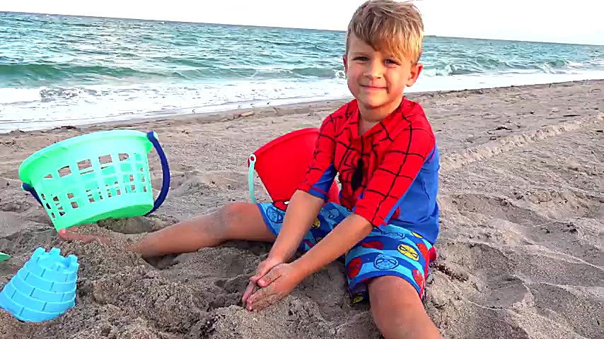 دیانا و روما در ساحل با بابایی...