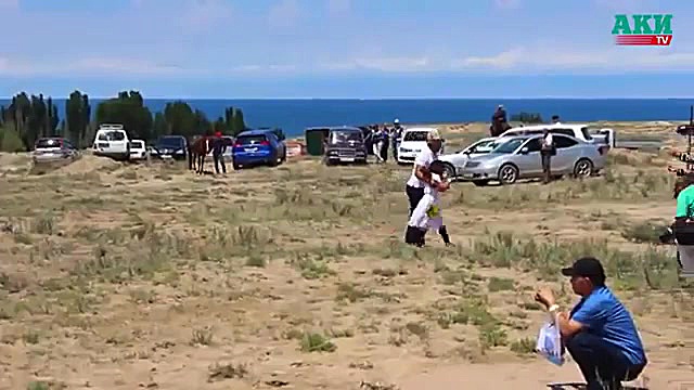 حمله عقاب به دختر بچه