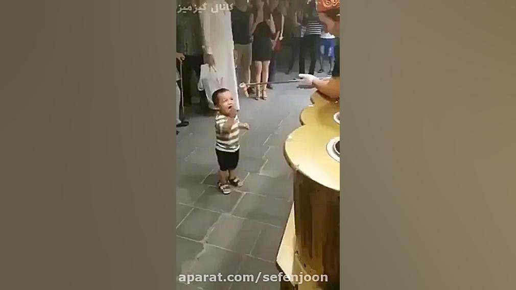 بستنی رو کوفت کرد به بچه