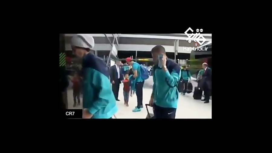 امضا دادن رونالدو به یک پسر بچ...