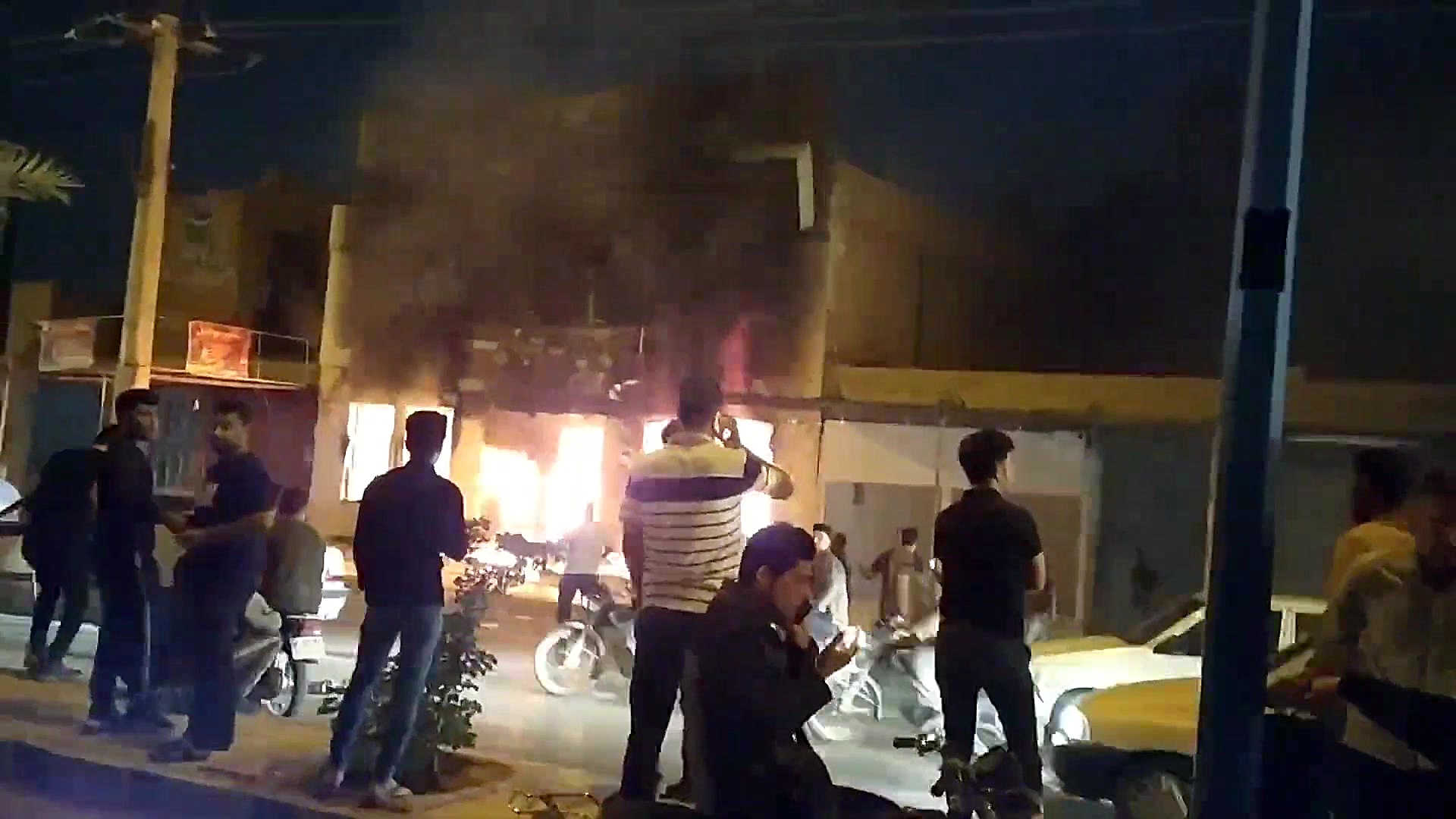 آتیش زدن بانک تجارت بهبهان